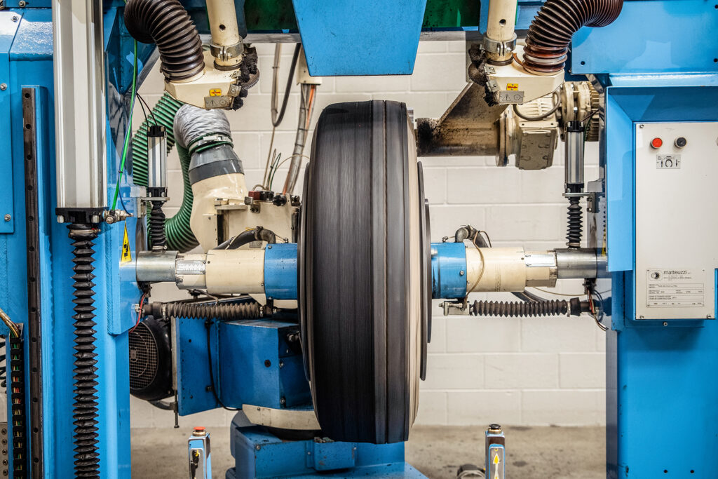 The AcuTread® computerized buffing machine provides a tolerance within 1/32″ in diameter.